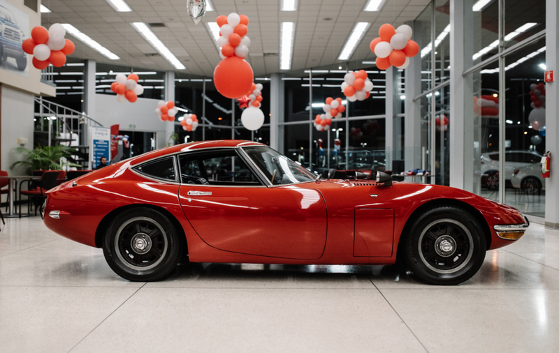 Illustration for article titled Hey, Let's Rob Some Banks To Buy This Perfect Left-Hand-Drive Toyota 2000GT